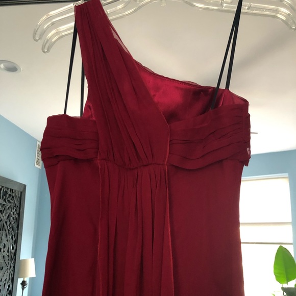 Beautiful red one shoulder gown - Picture 4 of 4